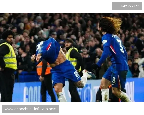 西汉姆门将神扑后发起长驱直入助攻进球，堪称奇迹之夜！